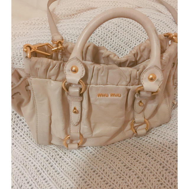 miumiu(ミュウミュウ)の☆本物☆専用大幅値下げ！miumiu ハンドバッグ👜白 White レディースのバッグ(ハンドバッグ)の商品写真