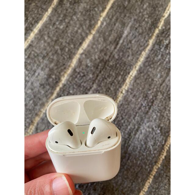 Apple(アップル)のApple AirPods 純正　第2世代 スマホ/家電/カメラのオーディオ機器(ヘッドフォン/イヤフォン)の商品写真