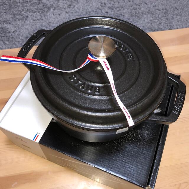 STAUB(ストウブ)のSTAUB ピコ ココット ラウンド 20cm ブラック インテリア/住まい/日用品のキッチン/食器(鍋/フライパン)の商品写真