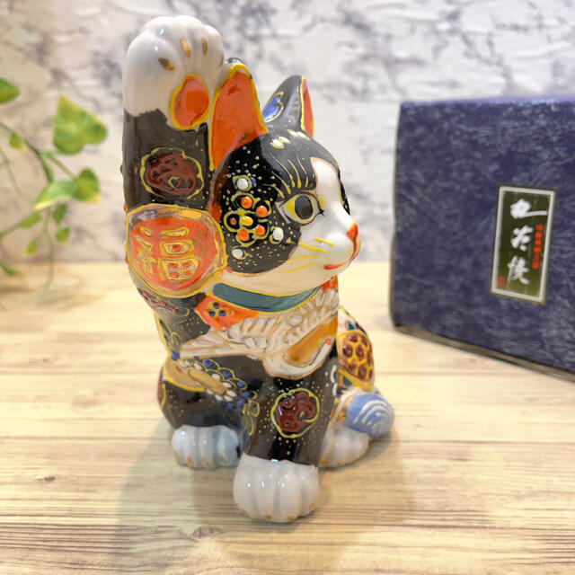 九谷焼 招き猫 5.5号横座り招き猫 うとき 黒盛花と蝶14,300円 九谷焼 招き猫 5.5号横座り招き猫 うとき 黒盛花と蝶14,300円
