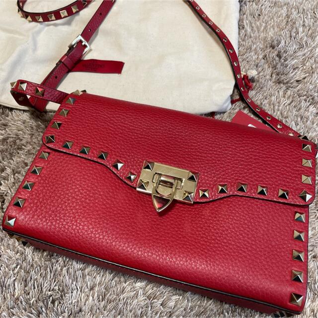 最新作の VALENTINO ロックスタッズ ショルダーバッグ レッド 今週限定