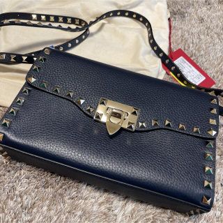 ヴァレンティノ(VALENTINO)の✭VALENTINO ロックスタッズ　ショルダーバッグ　ネイビー(ショルダーバッグ)