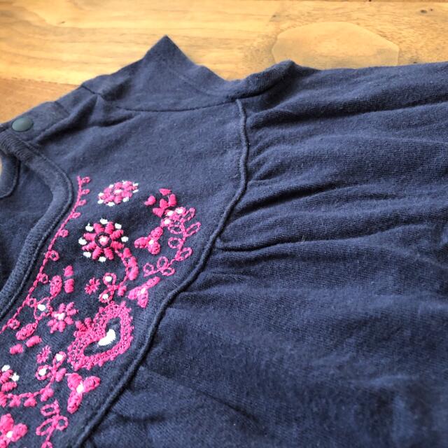 UNIQLO(ユニクロ)のボヘミアン刺繍Tシャツ トップス チュニック ネイビー女の子ベビー80 ユニクロ キッズ/ベビー/マタニティのベビー服(~85cm)(Ｔシャツ)の商品写真