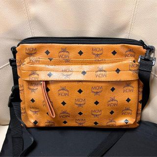 エムシーエム(MCM)のMCM☆スタッズショルダーバッグ　美品(ショルダーバッグ)