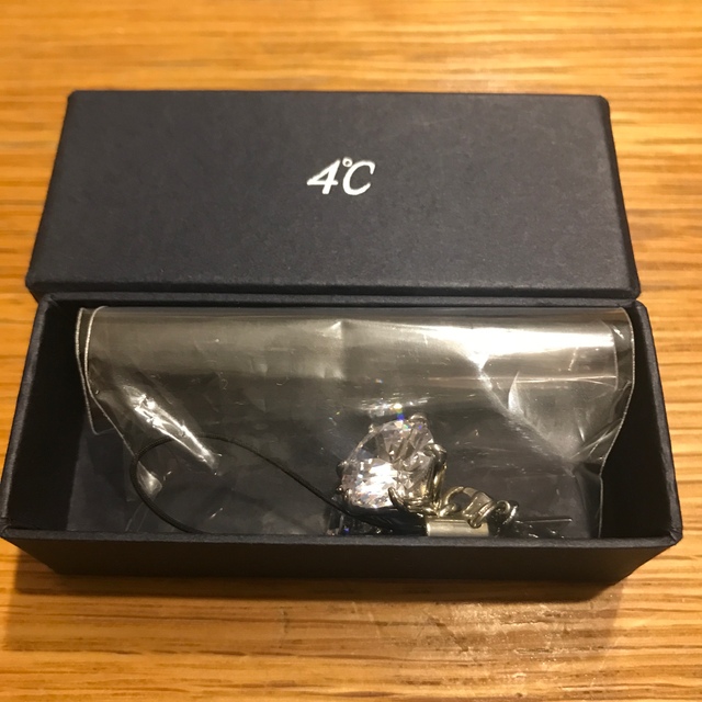 4℃(ヨンドシー)の4℃ ストラップ　株主優待 レディースのアクセサリー(チャーム)の商品写真