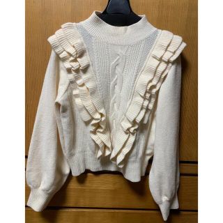 アンドクチュール(And Couture)の美品　アンドクチュール  フリルニット　白　アイボリー　ホワイト(ニット/セーター)