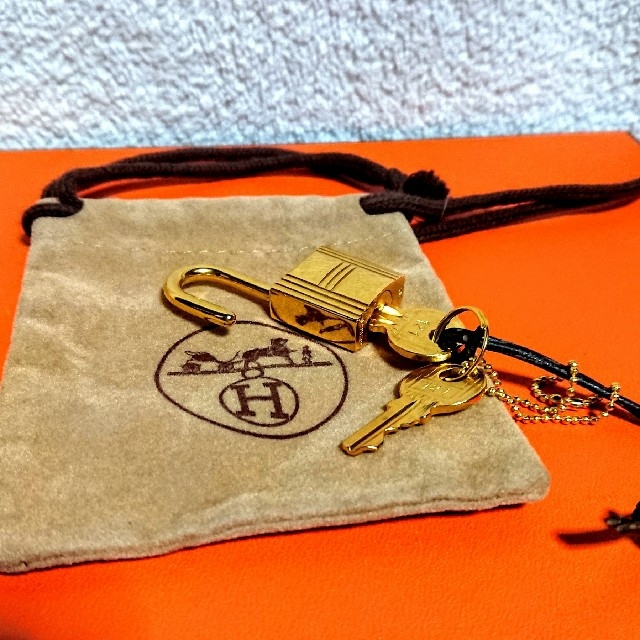Hermes(エルメス)のエルメス ゴールド カデナパドロック 南京錠、鍵2本、保存袋付き！ レディースのアクセサリー(ネックレス)の商品写真