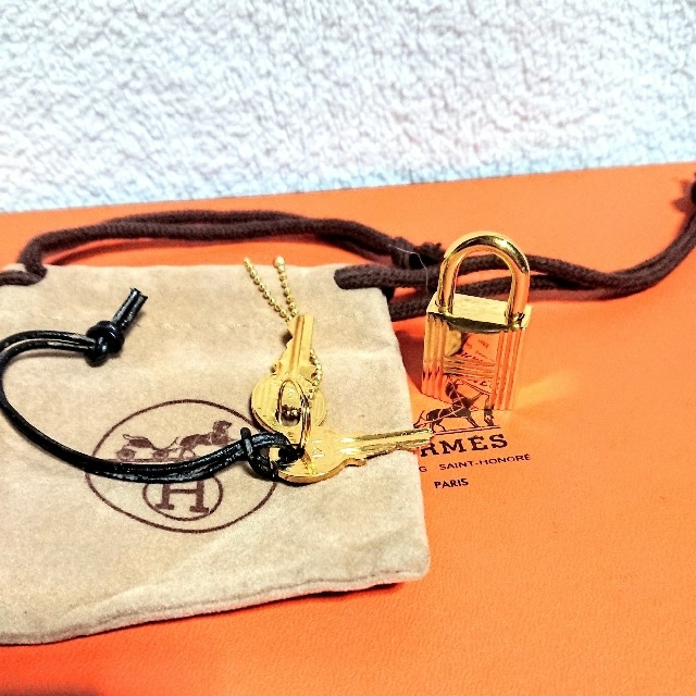 Hermes(エルメス)のエルメス ゴールド カデナパドロック 南京錠、鍵2本、保存袋付き！ レディースのアクセサリー(ネックレス)の商品写真