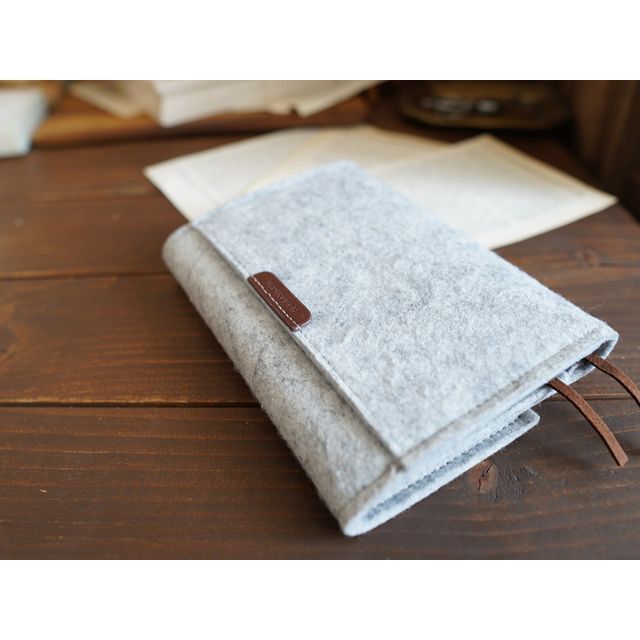 【美品】ほぼ日手帳 カバー オリジナル A6 felt book 文庫本サイズ インテリア/住まい/日用品の文房具(カレンダー/スケジュール)の商品写真