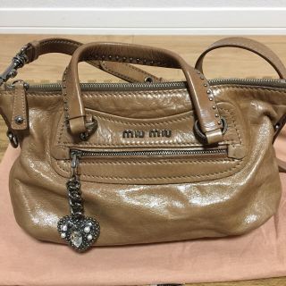 ミュウミュウ(miumiu)のmiu miuチャーム付ショルダーバッグ(ショルダーバッグ)