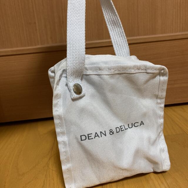 DEAN & DELUCA(ディーンアンドデルーカ)のDEAN&DELUCAランチ保冷バッグ白 小サイズ インテリア/住まい/日用品のキッチン/食器(弁当用品)の商品写真