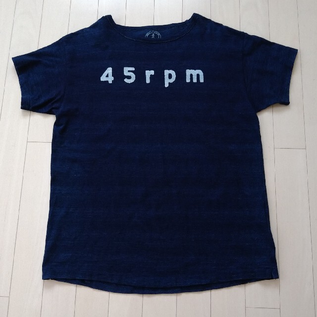 45rpm(フォーティーファイブアールピーエム)の45rpm フォーティーファイブ インディゴ染  ロゴTシャツ メンズのトップス(Tシャツ/カットソー(半袖/袖なし))の商品写真