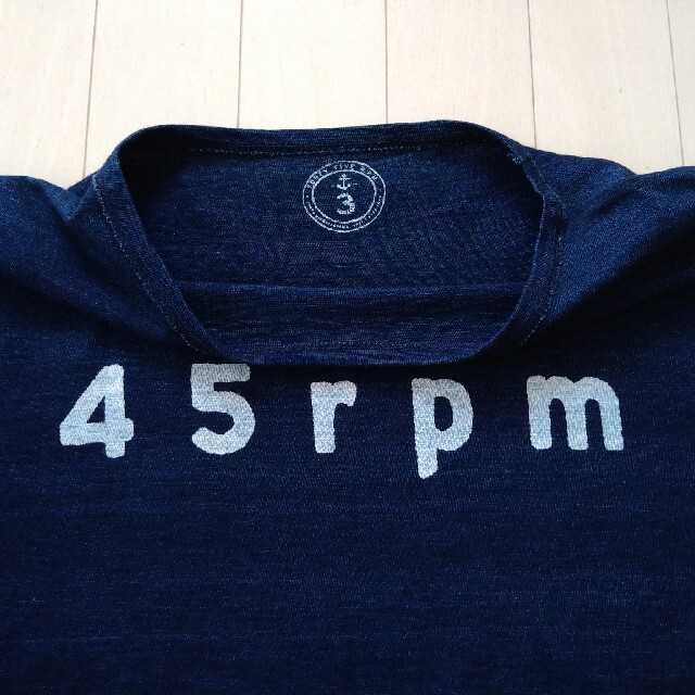 45rpm(フォーティーファイブアールピーエム)の45rpm フォーティーファイブ インディゴ染  ロゴTシャツ メンズのトップス(Tシャツ/カットソー(半袖/袖なし))の商品写真