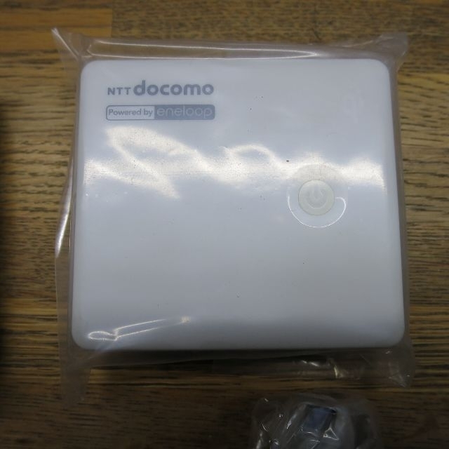 NTTdocomo(エヌティティドコモ)のドコモ ポケットチャージャー02 5000mAh ワイヤレス充電対応★送料無料 スマホ/家電/カメラのスマートフォン/携帯電話(バッテリー/充電器)の商品写真