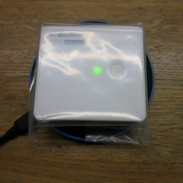 NTTdocomo(エヌティティドコモ)のドコモ ポケットチャージャー02 5000mAh ワイヤレス充電対応★送料無料 スマホ/家電/カメラのスマートフォン/携帯電話(バッテリー/充電器)の商品写真