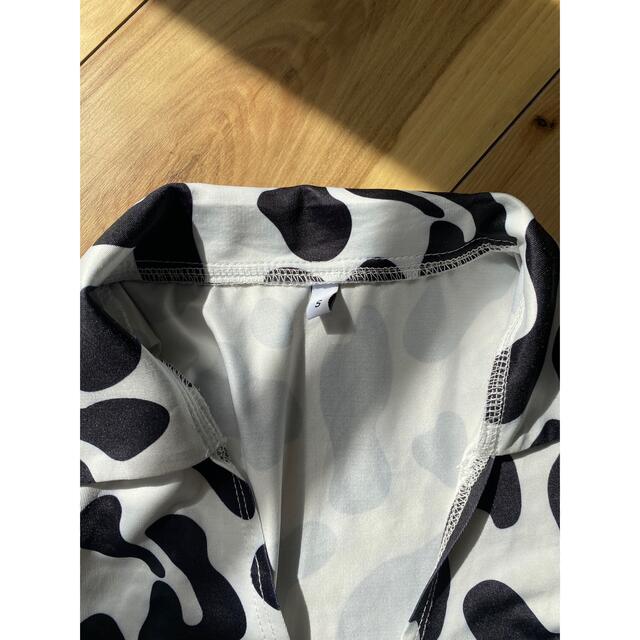 UNIF(ユニフ)の牛柄 半袖ディープトップス レディースのトップス(Tシャツ(半袖/袖なし))の商品写真