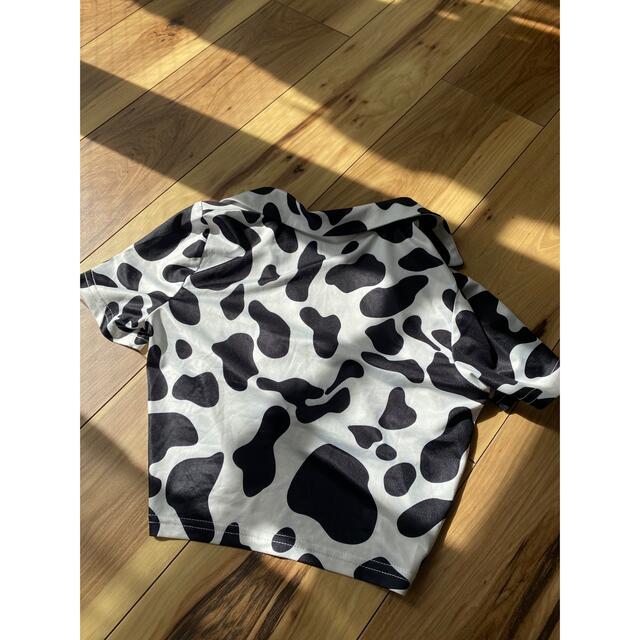 UNIF(ユニフ)の牛柄 半袖ディープトップス レディースのトップス(Tシャツ(半袖/袖なし))の商品写真