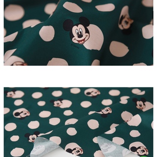 ディズニー(Disney)の新品●輸入生地　ミッキー　グリーン　綿100%(生地/糸)