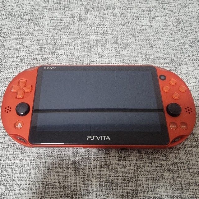 PlayStation Vita(プレイステーションヴィータ)のPSVITA PCH-2000 メタリックレッド 32GBのメモリーカード付き エンタメ/ホビーのゲームソフト/ゲーム機本体(携帯用ゲーム機本体)の商品写真