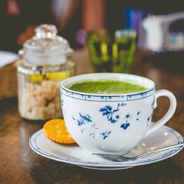 西尾の抹茶グリーンティー 100g袋入 - 牛乳で割れば甘くて美味しい抹茶ラテ 食品/飲料/酒の飲料(茶)の商品写真