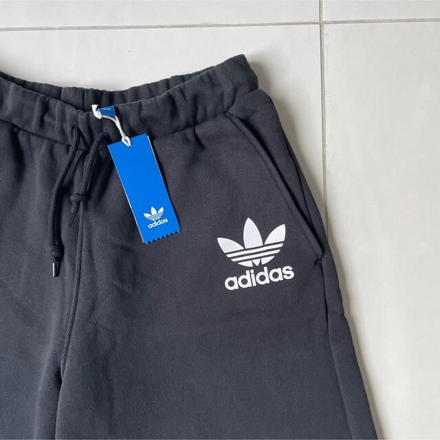 adidas(アディダス)の定番　定価7,689円アディダス【adidas】ブラックトレフォイルハーフパンツ メンズのパンツ(ショートパンツ)の商品写真