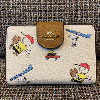 コーチ(COACH)のショプバ、箱付き　二つ折り　スポーティスヌーピー(折り財布)