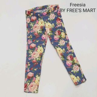 フリーズマート(FREE'S MART)のFreesia by FREE'S MART 花柄 サブリナパンツ(カジュアルパンツ)