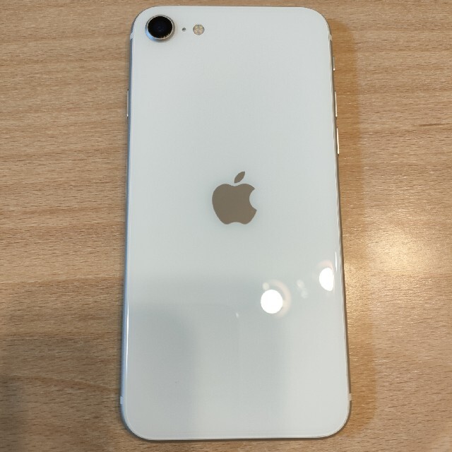 iPhone(アイフォーン)のiPhone SE 第2世代 (SE2) ホワイト 128 GB SIMフリー スマホ/家電/カメラのスマートフォン/携帯電話(スマートフォン本体)の商品写真