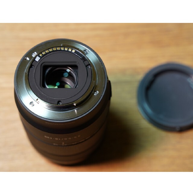SONY(ソニー)の美品 SONY E 18-135mm F3.5-5.6 OSS SEL18135 スマホ/家電/カメラのカメラ(レンズ(ズーム))の商品写真