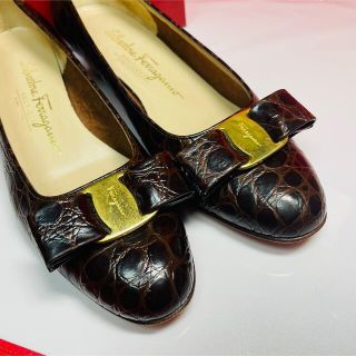 サルヴァトーレフェラガモ(Salvatore Ferragamo)のFerragamo  VARA ブラウン　型押　パンプス(ハイヒール/パンプス)