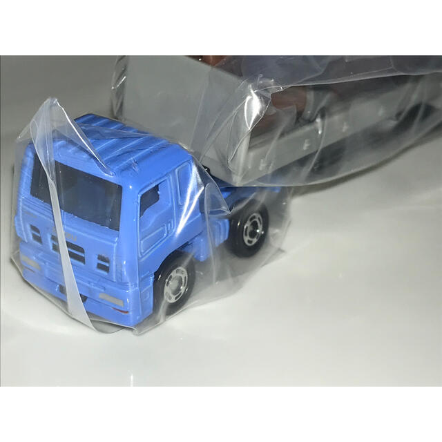 Takara Tomy(タカラトミー)の新品未開封 2台セット トミカ 木材運搬車 いすゞ ギガ 青ヘッド 黒ヘッド エンタメ/ホビーのおもちゃ/ぬいぐるみ(ミニカー)の商品写真