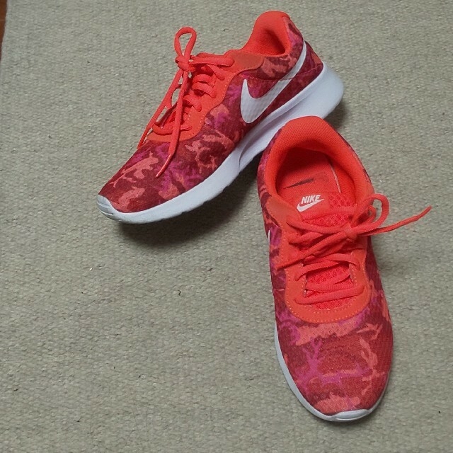 NIKE(ナイキ)のNIKE レディース スニーカー(美品) レディースの靴/シューズ(スニーカー)の商品写真