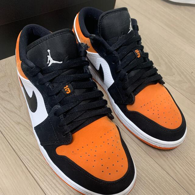 NIKE(ナイキ)のエアジョーダン1 ロー 27 シャタバ　AJ1 low オレンジ　ブラック メンズの靴/シューズ(スニーカー)の商品写真