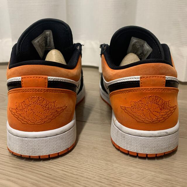 NIKE(ナイキ)のエアジョーダン1 ロー 27 シャタバ　AJ1 low オレンジ　ブラック メンズの靴/シューズ(スニーカー)の商品写真