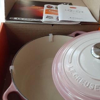 LE CREUSET - ル・クルーゼ★ブーケピンク★ココットロンド22★スプーン・紙袋・クリーナーおまけの通販｜ラクマ