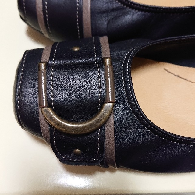 [ベルフローリー] バックルパンプス/黒/23cm レディースの靴/シューズ(ハイヒール/パンプス)の商品写真