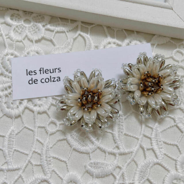 White flowerpierce/earring ハンドメイドのアクセサリー(ピアス)の商品写真