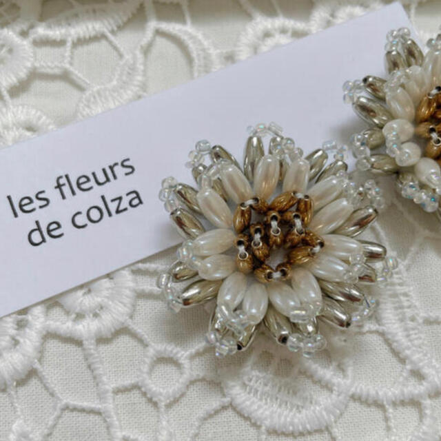 White flowerpierce/earring ハンドメイドのアクセサリー(ピアス)の商品写真