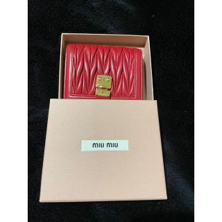 ミュウミュウ(miumiu)のmiumiu 財布 赤(財布)