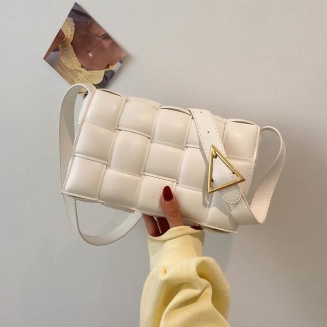ZARA(ザラ)の【ラスト一点】編み込み　カセットバッグ　オフホワイト　ショルダーバッグ　デート レディースのバッグ(ショルダーバッグ)の商品写真
