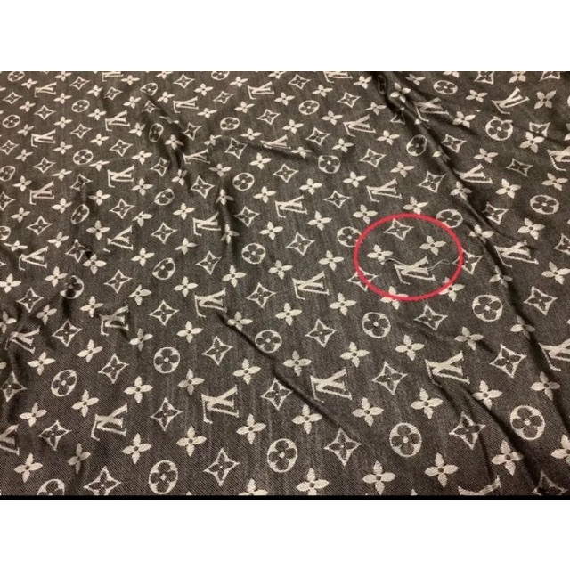 LOUIS VUITTON(ルイヴィトン)の【正規品】ルイ・ヴィトン　ショール　モノグラムデニム レディースのファッション小物(マフラー/ショール)の商品写真