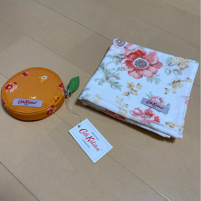 Cath Kidston(キャスキッドソン)の新品　キャスキッドソン　コインケース　ポーチ　小物入れ＆ハンドタオル　ハンカチ レディースのファッション小物(コインケース)の商品写真