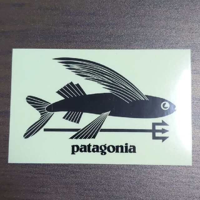 patagonia(パタゴニア)の(縦5.5cm横9.1cm) patagonia 公式ステッカー　ブラック1枚 スポーツ/アウトドアのスポーツ/アウトドア その他(その他)の商品写真