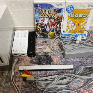 ウィー(Wii)のWii 本体＋リモコン×3 ＋ソフト×2（大乱闘スマッシュブラザーズ＋ピクミン）(家庭用ゲーム機本体)