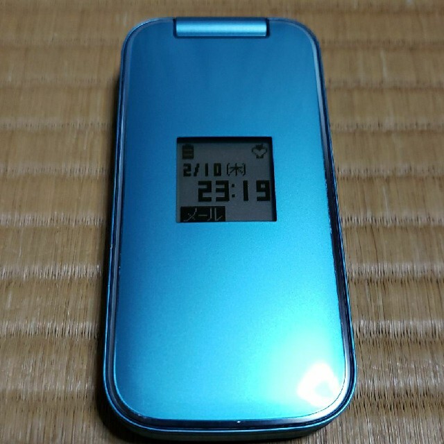 富士通(フジツウ)の美品　ドコモ　らくらくホンベーシック4　F-01G(ブルー) スマホ/家電/カメラのスマートフォン/携帯電話(携帯電話本体)の商品写真