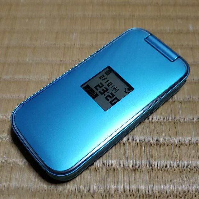 富士通(フジツウ)の美品　ドコモ　らくらくホンベーシック4　F-01G(ブルー) スマホ/家電/カメラのスマートフォン/携帯電話(携帯電話本体)の商品写真