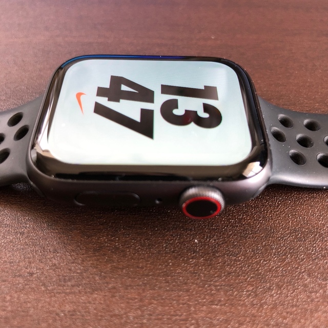 Apple(アップル)の[美品]AppleWatch NikeSeries5(GPS+Cellular) メンズの時計(腕時計(デジタル))の商品写真