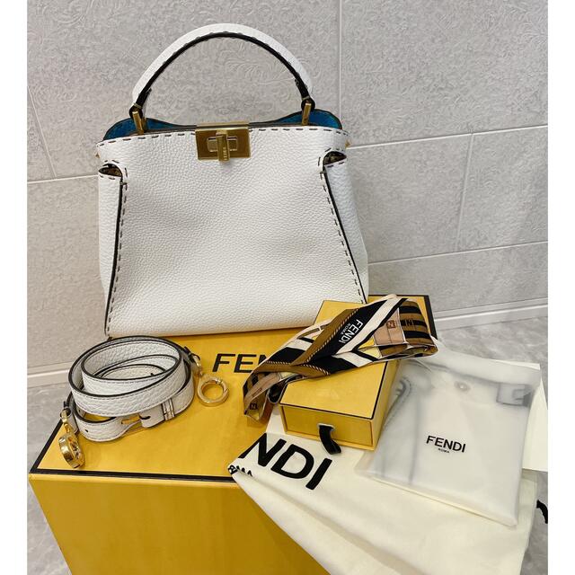 FENDI(フェンディ)のFENDI ピーカブーエッセンシャリーホワイト レディースのバッグ(ハンドバッグ)の商品写真