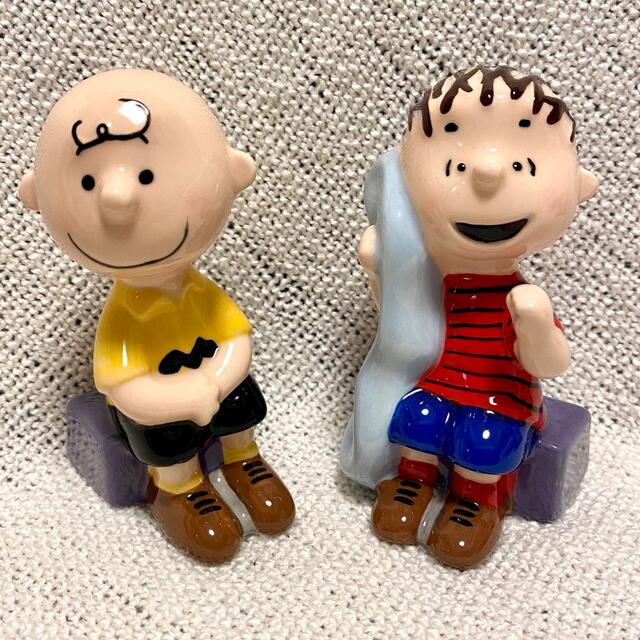 PEANUTS(ピーナッツ)のピーナッツ　チャーリーブラウン＆ライナス  ソルト&ペッパーシェーカー　塩胡椒 インテリア/住まい/日用品のキッチン/食器(収納/キッチン雑貨)の商品写真