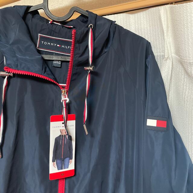 TOMMY HILFIGER(トミーヒルフィガー)の送料込み！新品未使用タグ付き　トミーヒルフィガーレディースフード付きジャケットM レディースのジャケット/アウター(ナイロンジャケット)の商品写真